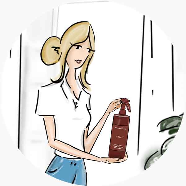 Press the safety lever on the neck with thumb and index fingers to activate your room spray Usa pollice e indice per attivare la pistola profumo, grazie alla leva di sicurezza posta sul collo