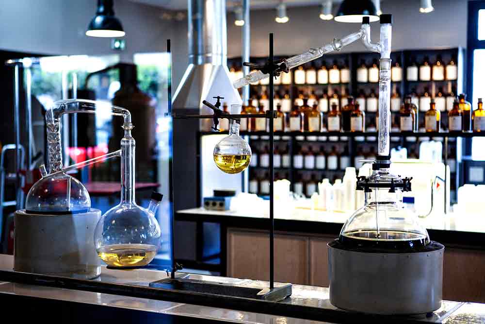 Laboratorio dove si realizzano profumi molecolari e sintetici Laboratorio dove si realizzano profumi molecolari e sintetici
